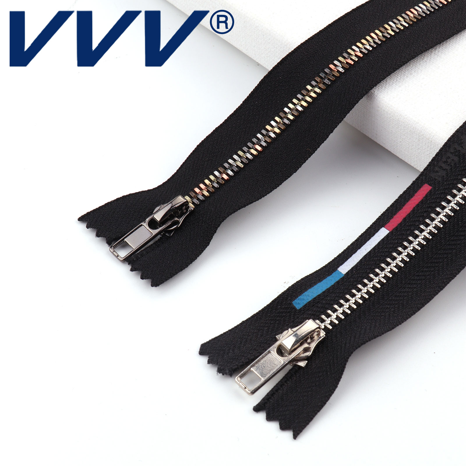 多乐棋牌游戏:章子怡深V亮片短裙宽腰带收腰设计凸显优越比例大气御姐范！